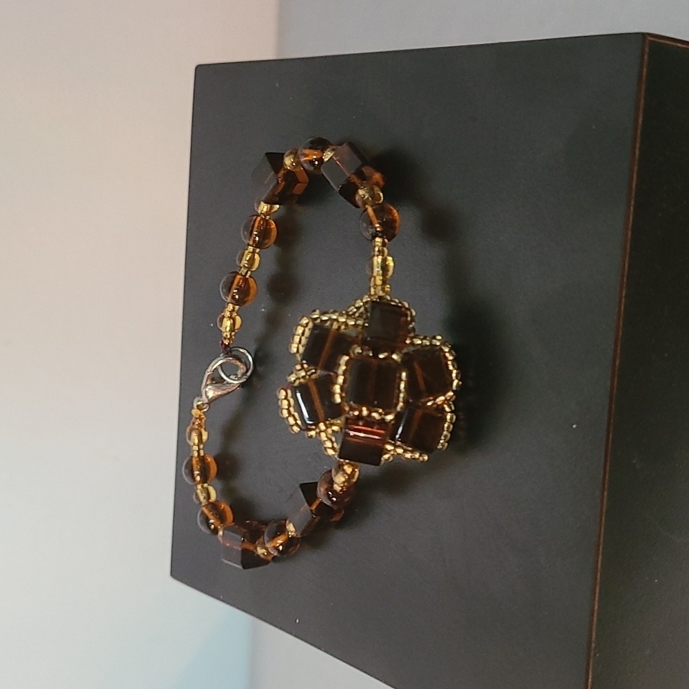 Stunning Topaz Tone Glass Bead Bracelet